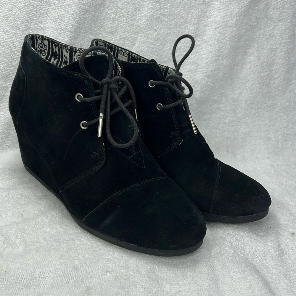 TOMS, black suede lace up booties, pre loved 🥰